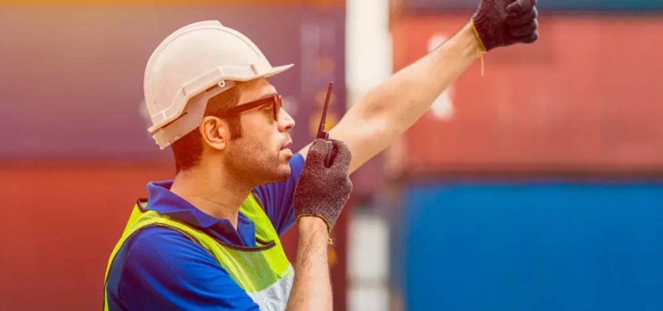 How to Use Hand Signals That Every Crane Operator Understands