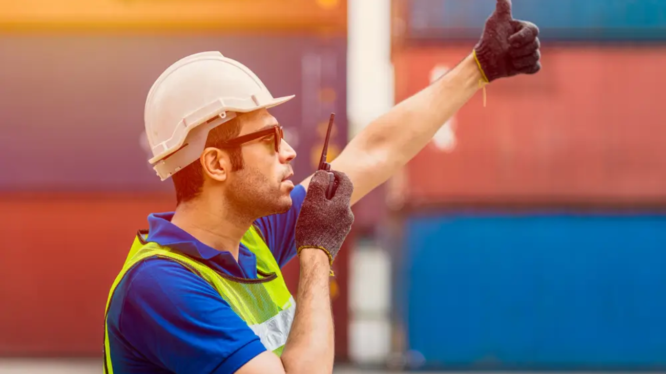 How to Use Hand Signals That Every Crane Operator Understands
