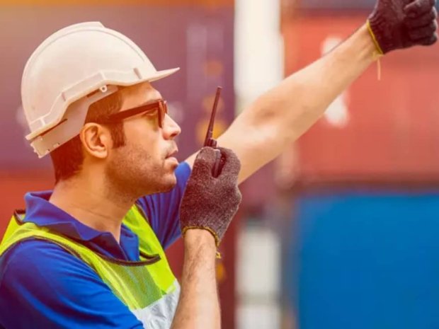 How to Use Hand Signals That Every Crane Operator Understands