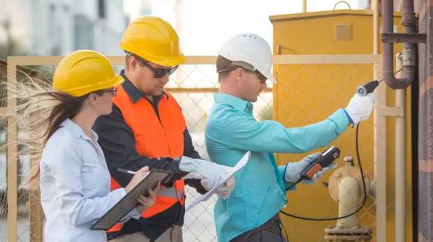 Summer Heat and Rigging Work Heat Stress, UV Degradation, and Load Safety