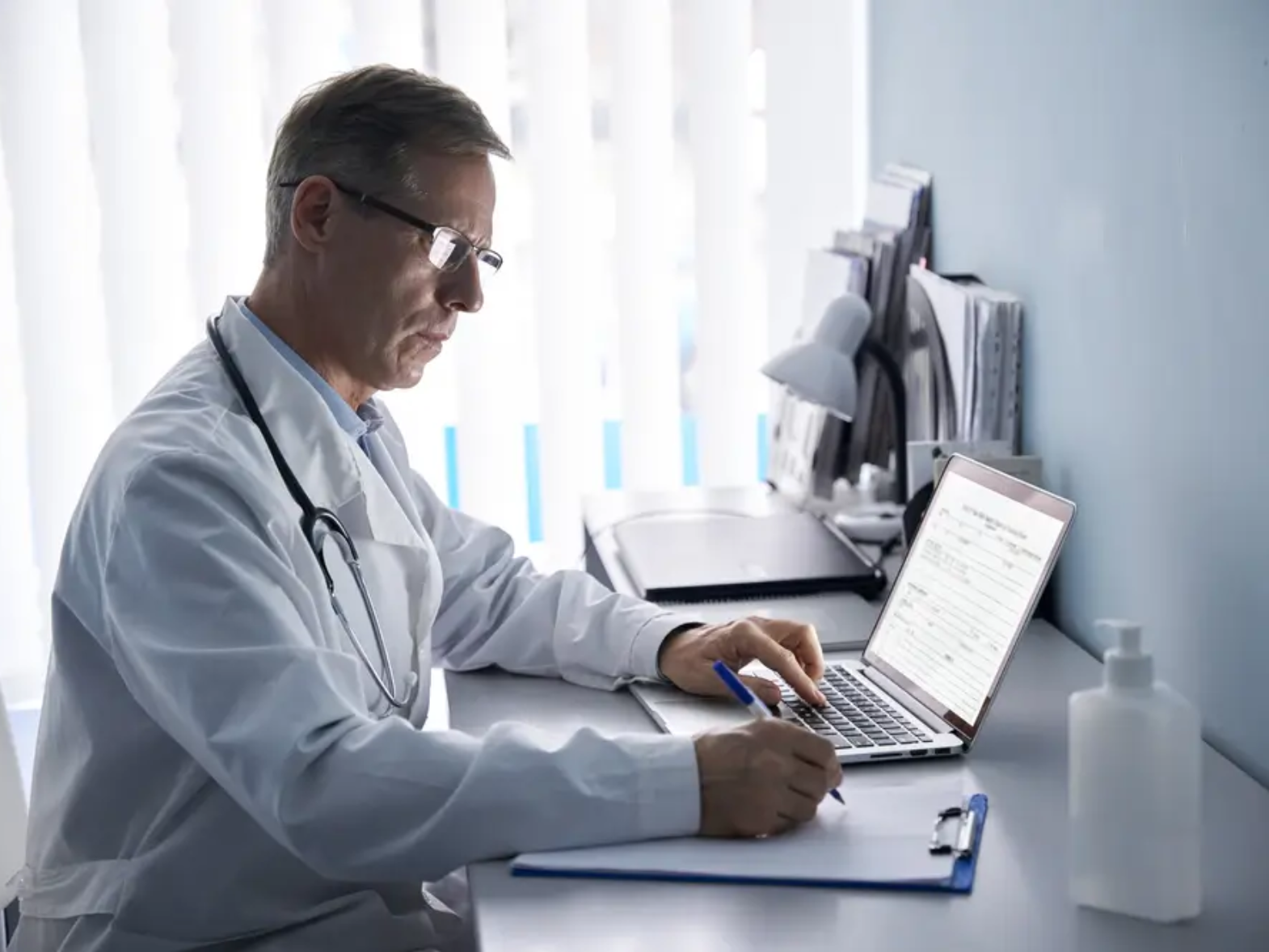 How to Report Medical Device Adverse Events A Regional Compliance Guide (US, EU, Canada, Japan, Australia)